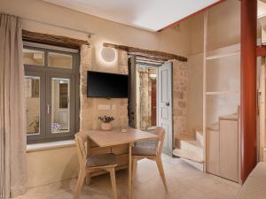 TV a/nebo společenská místnost v ubytování Aoria Estate Old Port