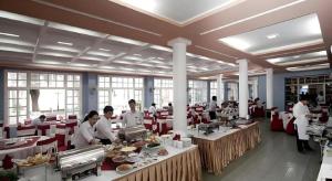 un groupe de personnes préparant de la nourriture dans un restaurant dans l'établissement Hai Au Hotel, à Ðông Thôn