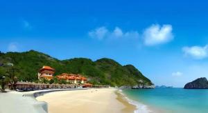 une plage avec un complexe hôtelier et l'océan dans l'établissement Hai Au Hotel, à Ðông Thôn