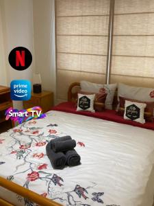uma cama com toalhas e almofadas em cima em Larnaca Comfort Rooms With Smart TV & Netflix em Larnaka