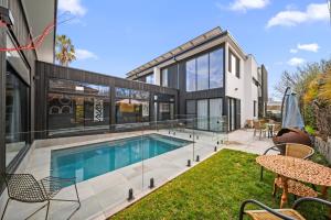 Bassein majutusasutuses Luxurious 2-Bed Pool, Lift, Alfresco Dining või selle lähedal