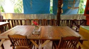 ein Holztisch mit Stühlen in einem Zimmer mit in der Unterkunft Saithai Garden Home Villa in Ban Sai Thai + 41 Fotos