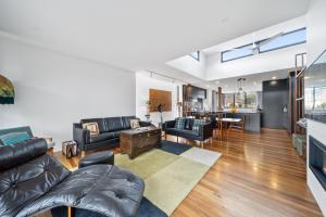 Istumisnurk majutusasutuses Luxurious 2-Bed Pool, Lift, Alfresco Dining