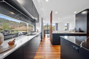 Köök või kööginurk majutusasutuses Luxurious 2-Bed Pool, Lift, Alfresco Dining