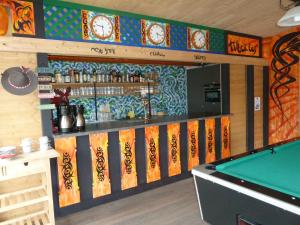 Biliardový stôl v ubytovaní Alpking Hostel