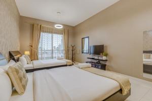 Postel nebo postele na pokoji v ubytování Exquisite 2BR Seafront Haven with Resort Lifestyle and Panoramic Sea Views, Near Faqiat Beach and Campsite, Mina Al Fajer D, Fujairah by Deluxe Holiday Homes