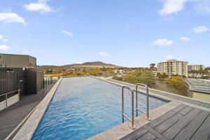 Swimmingpoolen hos eller tæt på Sleek Inner-City 2-Bed with Swimming Pool & BBQ