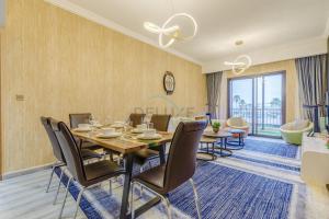 Posezení v ubytování Exquisite 2BR Seafront Haven with Resort Lifestyle and Panoramic Sea Views, Near Faqiat Beach and Campsite, Mina Al Fajer D, Fujairah by Deluxe Holiday Homes