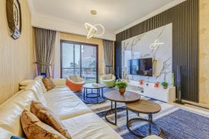 TV a/nebo společenská místnost v ubytování Exquisite 2BR Seafront Haven with Resort Lifestyle and Panoramic Sea Views, Near Faqiat Beach and Campsite, Mina Al Fajer D, Fujairah by Deluxe Holiday Homes