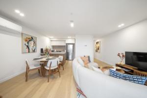 Køkken eller tekøkken på Sleek Inner-City 2-Bed with Swimming Pool & BBQ