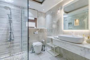 Koupelna v ubytování Exquisite 2BR Seafront Haven with Resort Lifestyle and Panoramic Sea Views, Near Faqiat Beach and Campsite, Mina Al Fajer D, Fujairah by Deluxe Holiday Homes + 20 fotografií