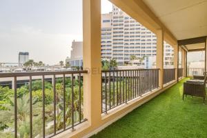 Balkón nebo terasa v ubytování Exquisite 2BR Seafront Haven with Resort Lifestyle and Panoramic Sea Views, Near Faqiat Beach and Campsite, Mina Al Fajer D, Fujairah by Deluxe Holiday Homes