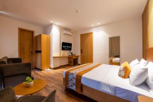 una habitación de hotel con una cama y un sofá en Saltstayz Select- Medicity Near Medanta Hospital, en Gurgaon