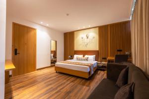 una habitación de hotel con una cama y un sofá en Saltstayz Select- Medicity Near Medanta Hospital, en Gurgaon