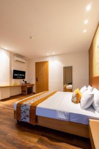 Una habitación de hotel con una cama y un televisor. en Saltstayz Select- Medicity Near Medanta Hospital, en Gurgaon