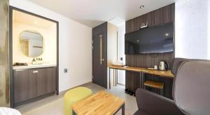 a room with a kitchen with a counter and a table at No 25 Hotel Songtan in Songt'an