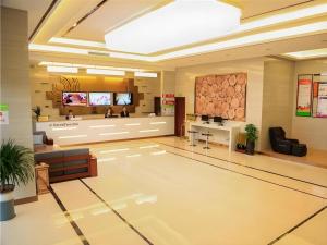 eine Lobby eines Krankenhauses mit einem Wartezimmer in der Unterkunft GreenTree Inn Shangrao Yueliangwan Automobile City in Shangrao County