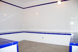 a room with white walls and a blue counter at Boutique Hostal "Casa Justa" in Mojácar