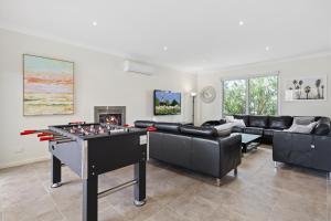 sala de estar con mesa de ping pong en el centro en Seaside 3-Bed Home Direct Beach Access, en Safety Beach 8 fotos más