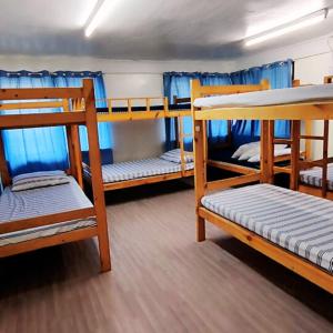 Ce dortoir comprend 3 lits superposés. dans l'établissement RiverCoves Resorts, à Bulakan 62 autres photos