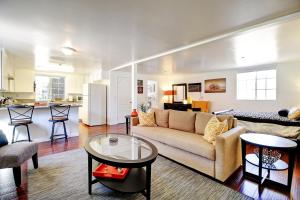 un salon avec un canapé et une table dans l'établissement Wine Country Ranch Escape, à Buellton