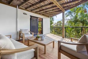 Μπαλκόνι ή βεράντα στο Beachside 4-Bed Retreat with Study Nook & Views