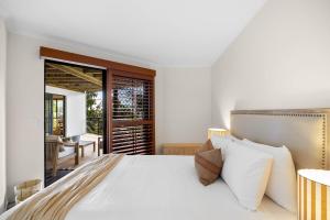 Ένα ή περισσότερα κρεβάτια σε δωμάτιο στο Beachside 4-Bed Retreat with Study Nook & Views