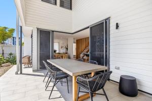 Balkón nebo terasa v ubytování Bokarina 3-Bed Stunning Home, Steps from Beach