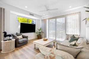 Posezení v ubytování Bokarina 3-Bed Stunning Home, Steps from Beach