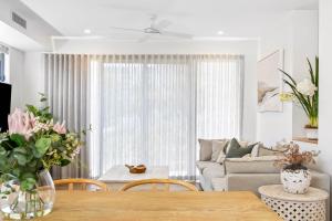 Posezení v ubytování Bokarina 3-Bed Stunning Home, Steps from Beach + 12 fotografií