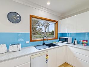 Η κουζίνα ή μικρή κουζίνα στο 4-Bed Beach House with Garden & Alfresco Dining +21 φωτογραφίες