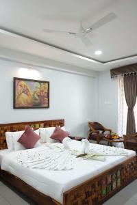 Ένα ή περισσότερα κρεβάτια σε δωμάτιο στο Sai Dhara Resort