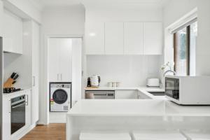 Köök või kööginurk majutusasutuses Coastal Luxury 3-Bed Townhouse 150m from Beach