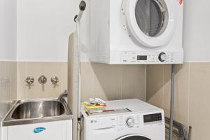 Fotografie z fotogalerie ubytování Seaside Escape with Pool, Balcony and Views v destinaci Redcliffe