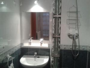 un baño con lavabo y espejo en Apartamentos Vista La Maroma, en Viñuela 37 fotos más