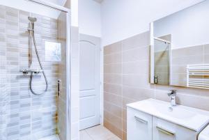 Koupelna v ubytování La Suite Familiale - T3 - CNPE - Lagnieu + 4 fotografie