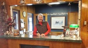 Un homme debout à un comptoir dans une pièce dans l'établissement Birchwood Inn, à Harbor Springs 75 autres photos