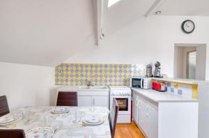 Kuchyň nebo kuchyňský kout v ubytování La Suite Familiale - T3 - CNPE - Lagnieu