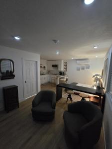 uma sala de estar com uma mesa e duas cadeiras em Comfortable Luxury Studio em Northridge mais 2 fotografias