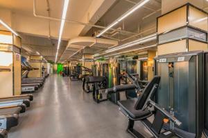 einen Fitnessraum mit Laufbändern und Geräten in der Unterkunft Olympic Park Boutique Hotel in Ch'ang-p'ing-hsien
