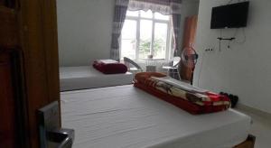 Cette chambre comprend 2 lits et une fenêtre. dans l'établissement Rose Hotel, à Cừ Lạc