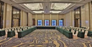 une grande chambre avec des chaises et des tables. dans l'établissement Wanning Yingbin Hotel, à Wanning 93 autres photos