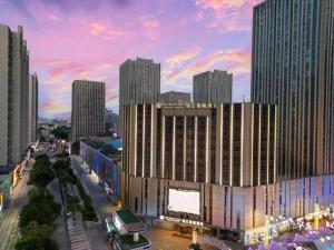 Blick auf ein großes Gebäude in einer Stadt in der Unterkunft Metropolo Hotel Shijiazhuang Yuhua Wanda Plaza in Shijiazhuang