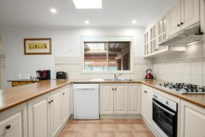 Η κουζίνα ή μικρή κουζίνα στο Charming 3-Bed Family Home with Amazing Garden +10 φωτογραφίες