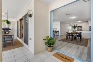 soggiorno e sala da pranzo con tavolo di 3-Bed Haven with Balcony and BBQ, 5-Min to Beach a Coolum Beach
