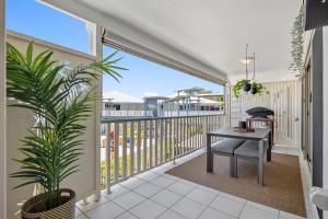 balcone con scrivania e vista sull'oceano di 3-Bed Haven with Balcony and BBQ, 5-Min to Beach a Coolum Beach