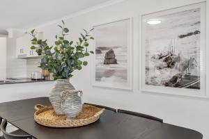 un vaso seduto su un tavolo in una cucina di 3-Bed Haven with Balcony and BBQ, 5-Min to Beach a Coolum Beach Altre 12 foto
