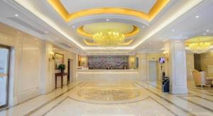a lobby of a hotel with a chandelier at Vienna Hotel Guangxi Liuzhou Xijiang Vientiane City in Liuzhou