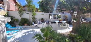 a patio with a table and chairs and a tree at Appartement Chaleureux avec Jardin proximité Métro in Marseille