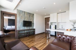 فندق أكوا في باتايا سنترال: غرفة معيشة مع أريكة ومطبخ +126 صورة